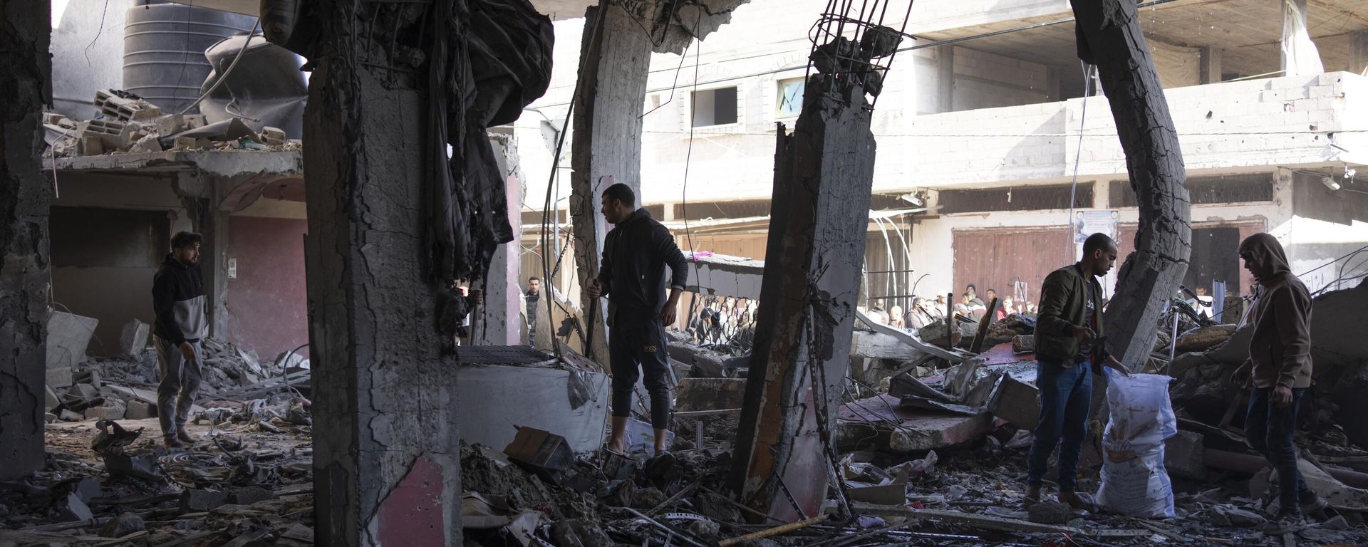 Palestinians check destruction after an Israeli strike in Rafah, Gaza Strip, Saturday, Feb. 24, 2024 - Sputnik International, 1920, 01.03.2024