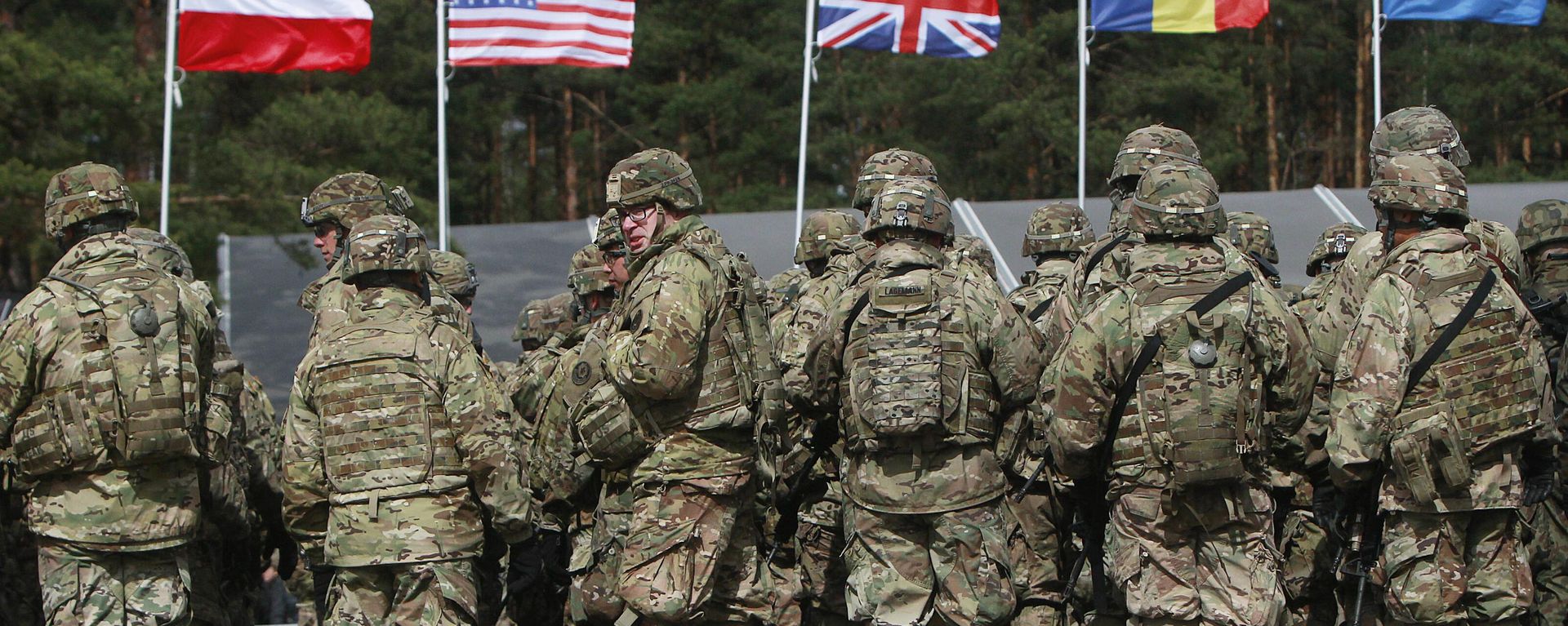 US troops, part of a NATO mission to enhance Poland's defence, are getting ready for an official welcoming ceremony in Orzysz, northeastern Poland, Thursday, April 13, 2017 US troops, part of a NATO mission to enhance Poland's defence, are getting ready for an official welcoming ceremony in Orzysz, northeastern Poland, Thursday, April 13, 2017 - Sputnik International, 1920, 21.10.2025