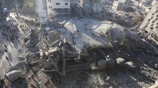 Palestinians look at the destruction after an Israeli strike on residential buildings and a mosque in Rafah, Gaza Strip, Thursday, Fe. 22, 2024 - Sputnik International
