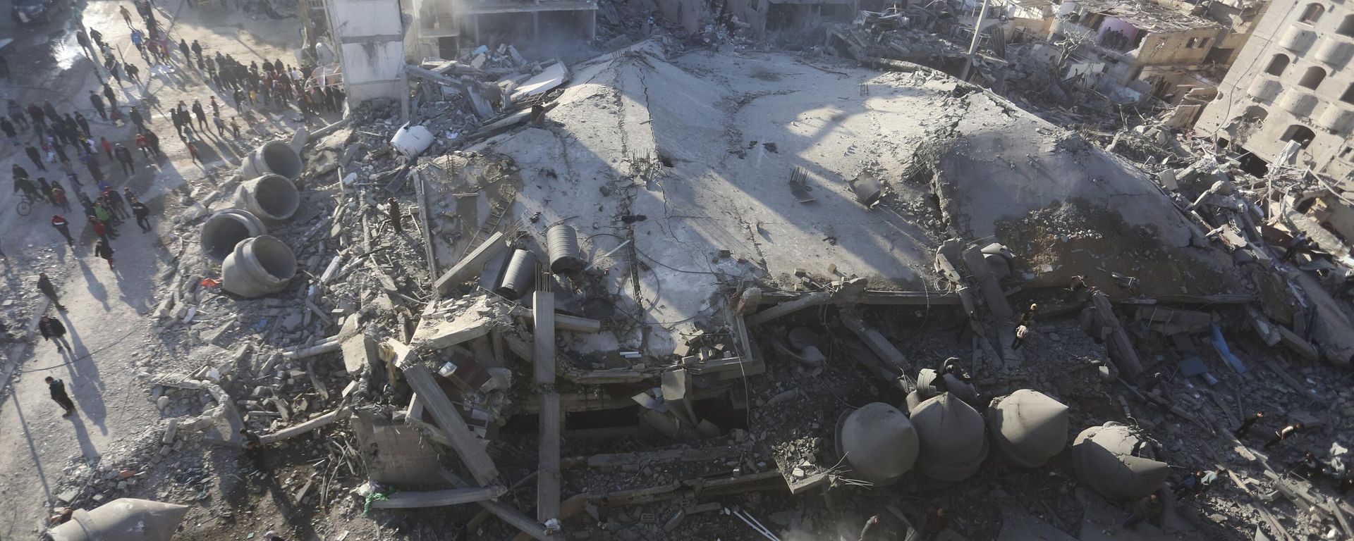 Palestinians look at the destruction after an Israeli strike on residential buildings and a mosque in Rafah, Gaza Strip, Thursday, Fe. 22, 2024 Palestinians look at the destruction after an Israeli strike on residential buildings and a mosque in Rafah, Gaza Strip, Thursday, Fe. 22, 2024 - Sputnik International, 1920, 27.02.2024
