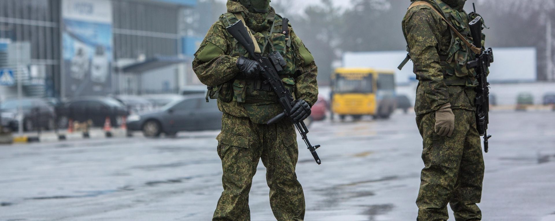 'Polite people' guard Simferopol Airport. February 28, 2014. 'Polite people' guard Simferopol Airport. February 28, 2014. - Sputnik International, 1920, 27.02.2024