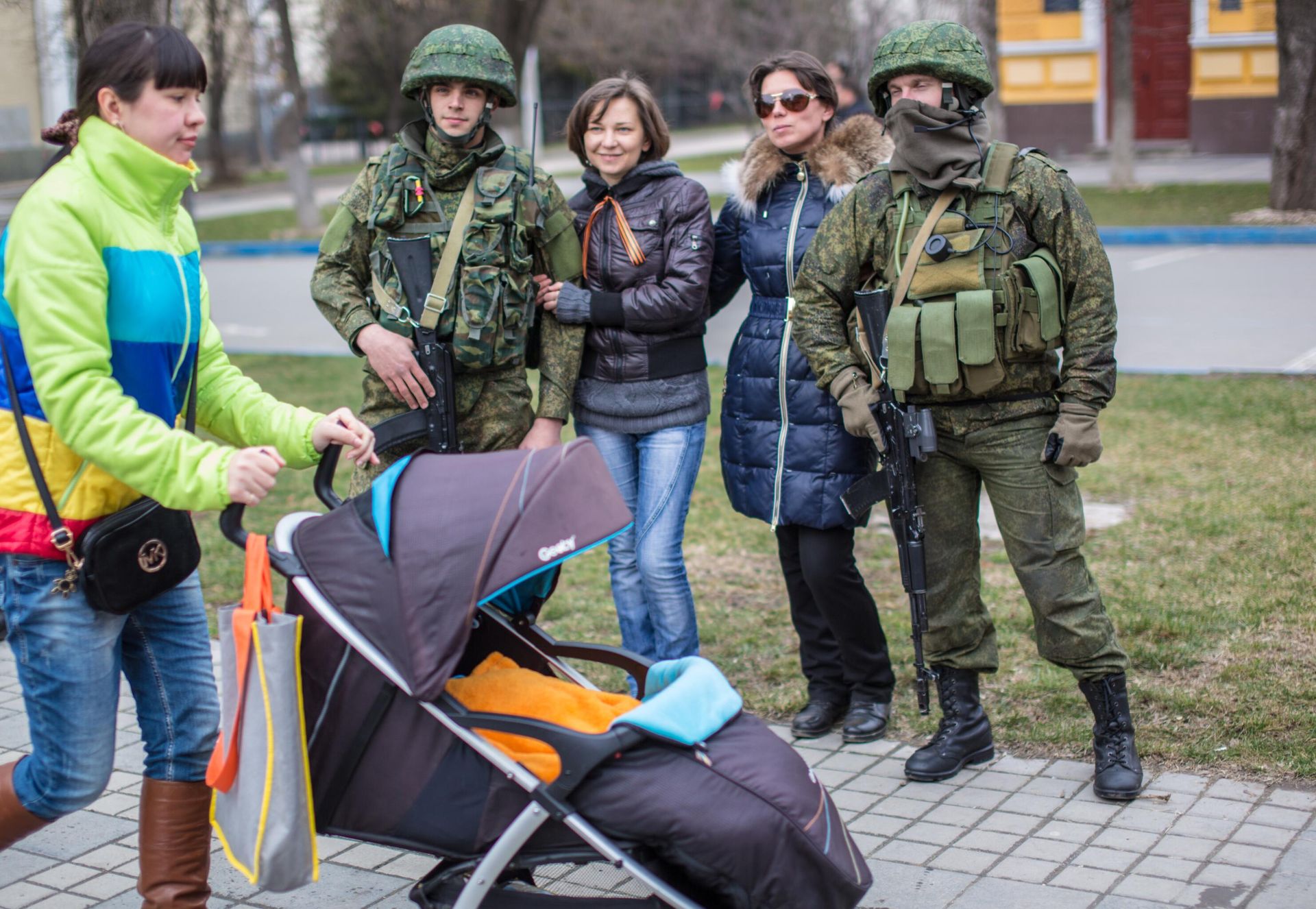 Simferopol residents pose with troops, March 1, 2014. Simferopol residents pose with troops, March 1, 2014. - Sputnik International, 1920, 27.02.2024