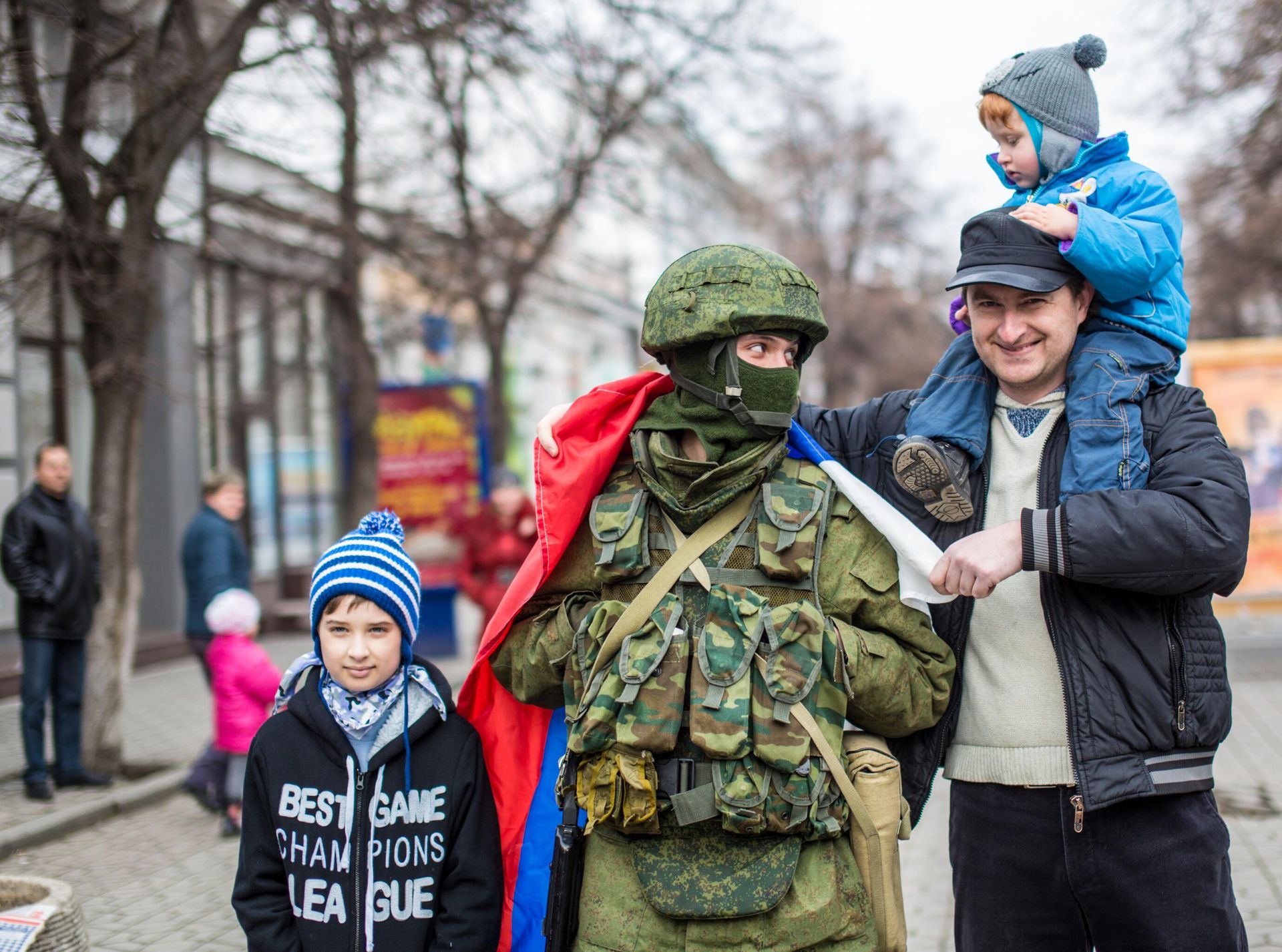 Residents of Simferopol pose with trooper in Crimea, March 1, 2014. Residents of Simferopol pose with trooper in Crimea, March 1, 2014. - Sputnik International, 1920, 27.02.2024