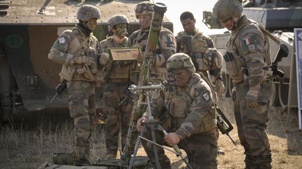 French serviceman operate a mortar during a joint French US exercise involving HIMARS and MLRP rocket launchers at a firing range in Capu Midia, on the Black Sea shore, Romania, Thursday, Feb. 9, 2023.  - Sputnik International