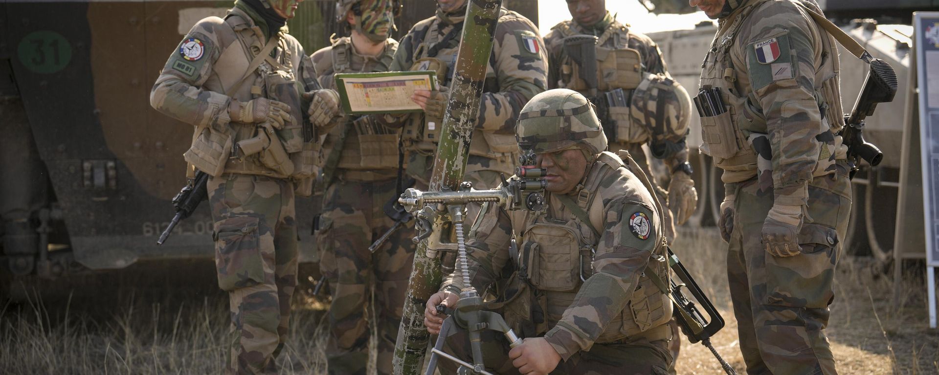 French serviceman operate a mortar during a joint French US exercise involving HIMARS and MLRP rocket launchers at a firing range in Capu Midia, on the Black Sea shore, Romania, Thursday, Feb. 9, 2023.  - Sputnik International, 1920, 27.02.2024