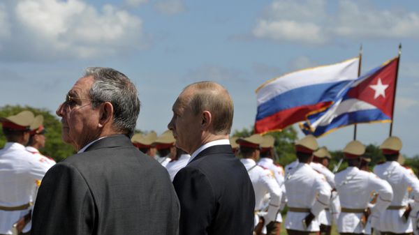 Cuban President Raul Castro, left, and Russian President Vladimir Putin attend a ceremony at the Mausoleum of the Soviet Internationalist Soldier in Havana, Cuba, Friday, July 11, 2014 - Sputnik International