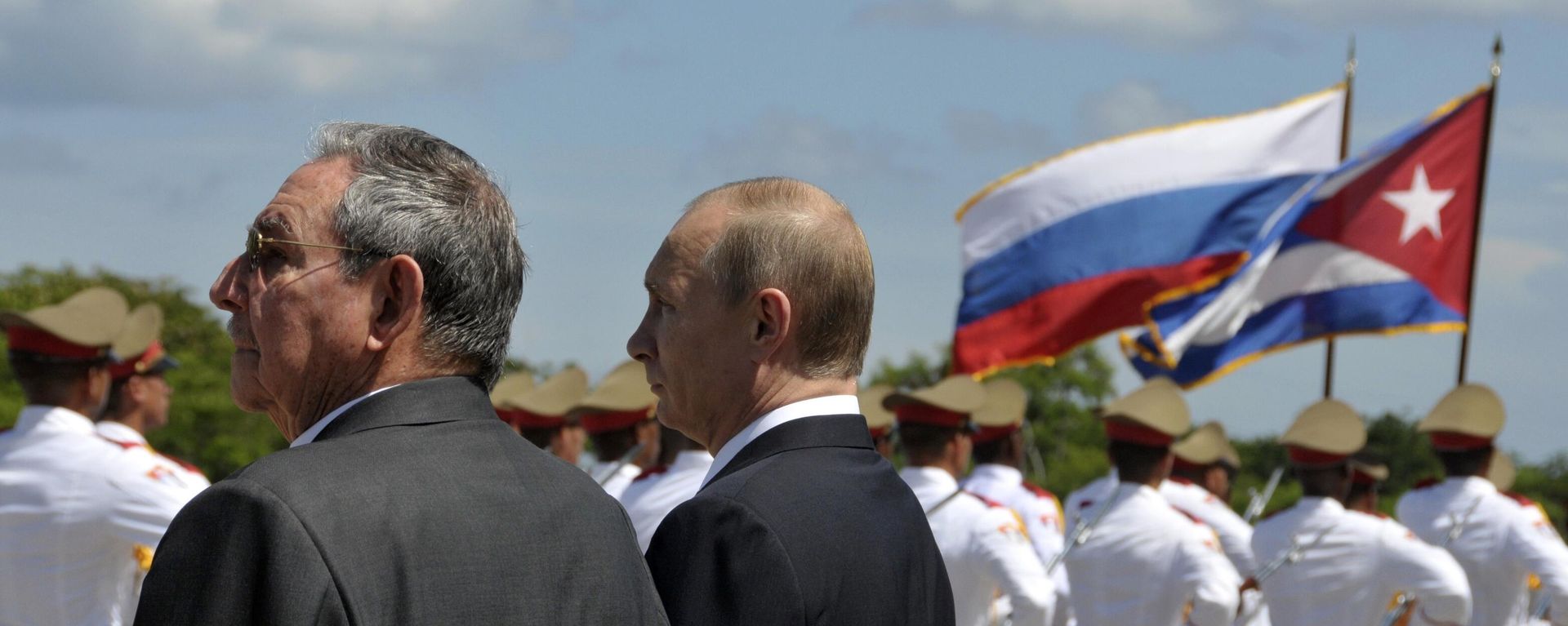 Cuban President Raul Castro, left, and Russian President Vladimir Putin attend a ceremony at the Mausoleum of the Soviet Internationalist Soldier in Havana, Cuba, Friday, July 11, 2014 - Sputnik International, 1920, 12.06.2024