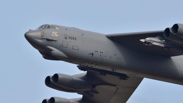 A US B-52 Stratofortress flies over the Osan Air Base in Pyeongtaek, south of Seoul, on January 10, 2016 - Sputnik International