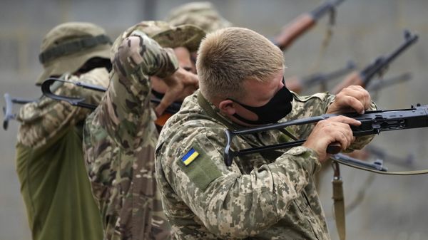 Ukrainian volunteer military recruits take part in an urban battle exercise whilst being trained by British Armed Forces at a military base in Southern England, Monday, Aug. 15, 2022 - Sputnik International