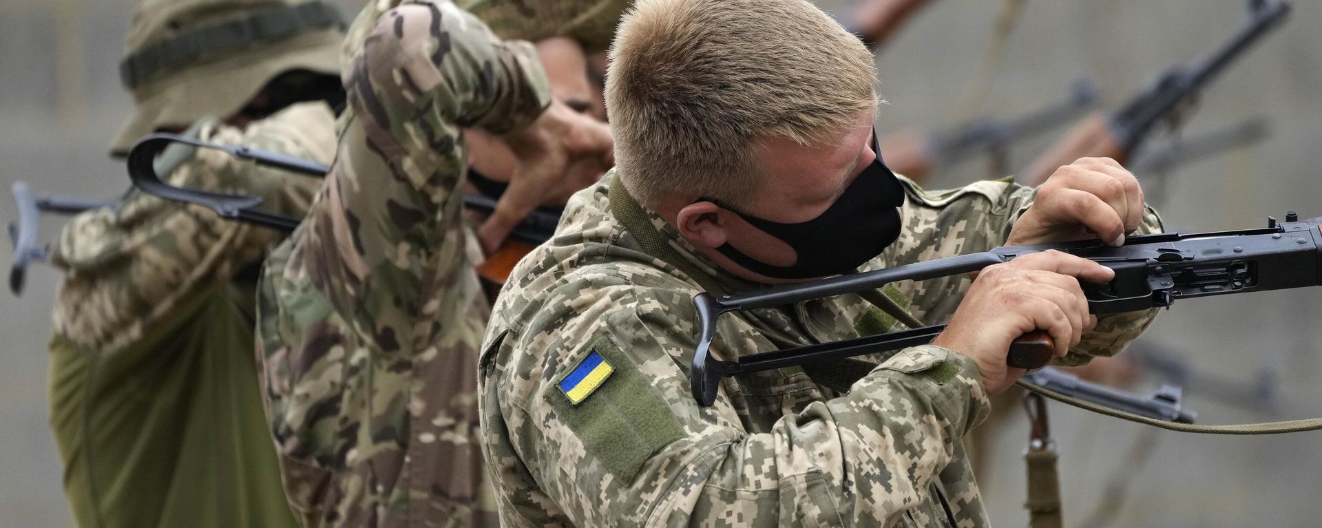 Ukrainian volunteer military recruits take part in an urban battle exercise whilst being trained by British Armed Forces at a military base in Southern England, Monday, Aug. 15, 2022 Ukrainian volunteer military recruits take part in an urban battle exercise whilst being trained by British Armed Forces at a military base in Southern England, Monday, Aug. 15, 2022 - Sputnik International, 1920, 11.04.2024