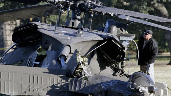 Texas National Guard Chief Warrant Officer Don McDonald looks over the wreckage of an Army UH-60 helicopter Tuesday, Jan. 13, 2009 in College Station, Texas - Sputnik International