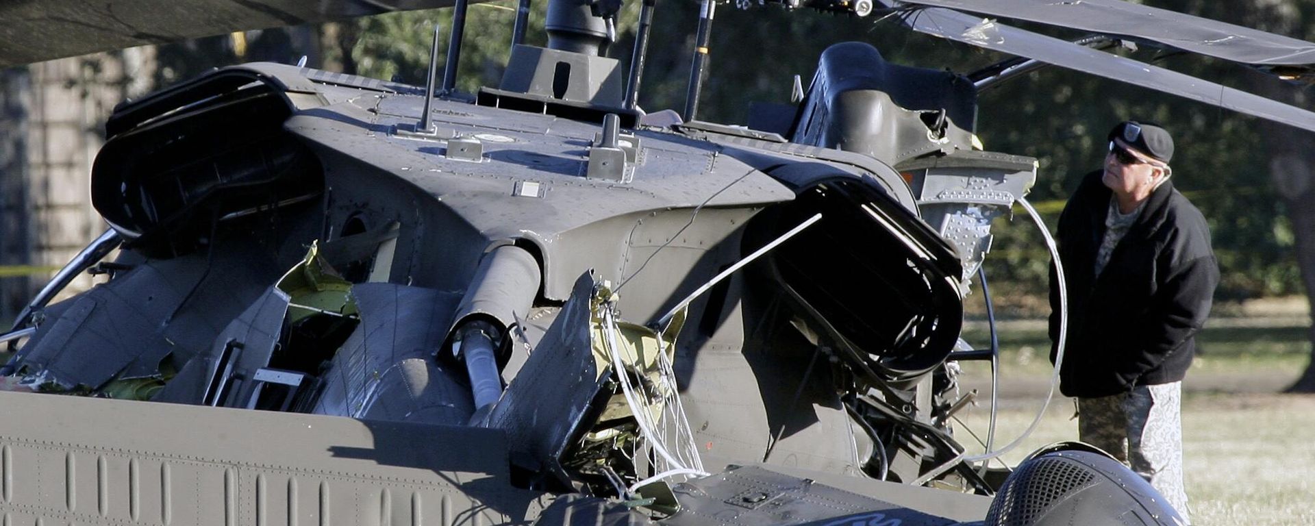 Texas National Guard Chief Warrant Officer Don McDonald looks over the wreckage of an Army UH-60 helicopter Tuesday, Jan. 13, 2009 in College Station, Texas Texas National Guard Chief Warrant Officer Don McDonald looks over the wreckage of an Army UH-60 helicopter Tuesday, Jan. 13, 2009 in College Station, Texas - Sputnik International, 1920, 28.02.2024