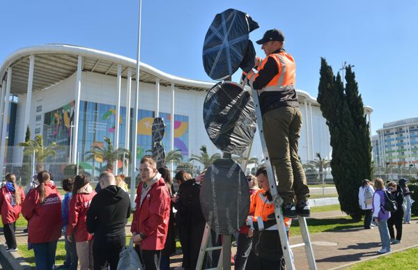 Workers mounting road signs on the Sirius Federal Territory. - Sputnik International