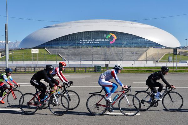 Cyclists passing by the Sirius Federal Territory hosting the festival. - Sputnik International