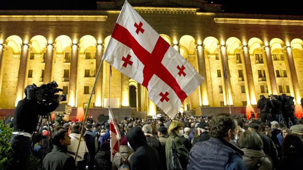 Protesters with Georgian flags rally - Sputnik International