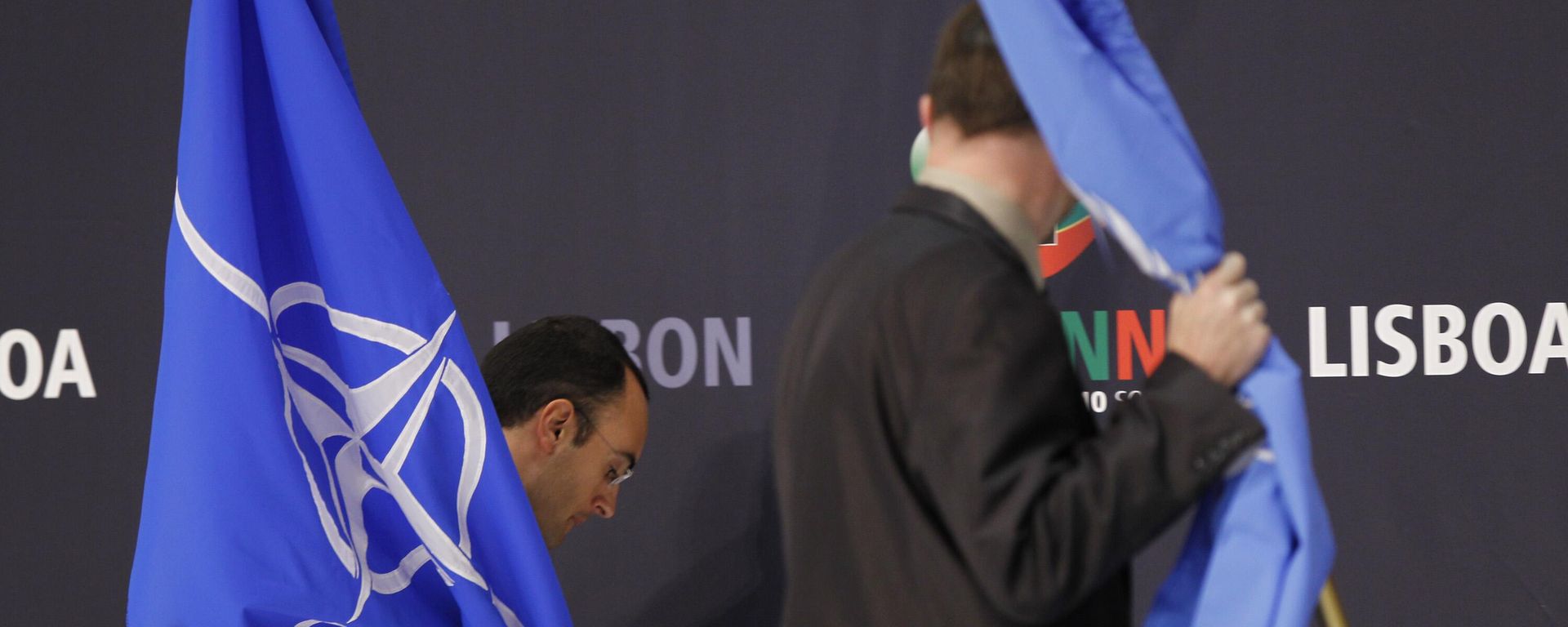 The flags are taken down at the Nato summit in Lisbon, Portugal which ended late Saturday Nov 20 2010 - Sputnik International, 1920, 14.03.2024