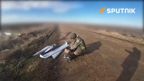 A Russian drone crew detected a Ukrainian tank and self-propelled guns and pinpointed their position for an attack with Lancet drones. - Sputnik International