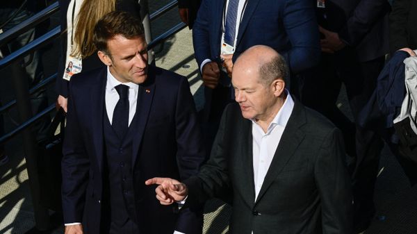 German Chancellor Olaf Scholz (R) and French President Emmanuel Macron talk as they board a ferry on the Elbe River in Hamburg, northern Germany, on October 10, 2023, on the second day of two-day German-French government consultations. - Sputnik International