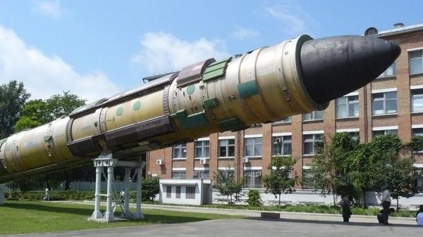 Rocket outside the former Yuzhmash (now Pivdenmash) design and production plants, once one of the USSR's largest rocketry developers. File photo. - Sputnik International