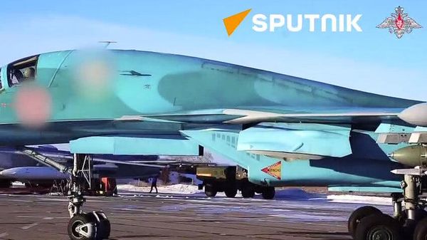 A Russian Su-34 fighter-bomber crew destroys a cluster of enemy troops and strongholds near Krasny Liman - Sputnik International