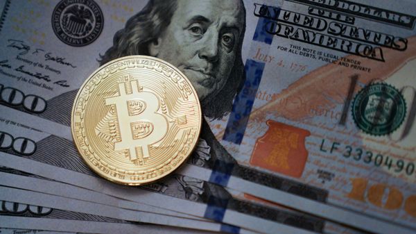A souvenir coin with bitcoin emblem - Sputnik International
