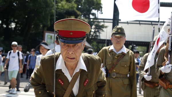 Japanese men clad in outdated military costumes march in to pay respects to the country's war dead at the Yasukuni Shrine in Tokyo, Saturday, Aug. 15, 2015 - Sputnik International