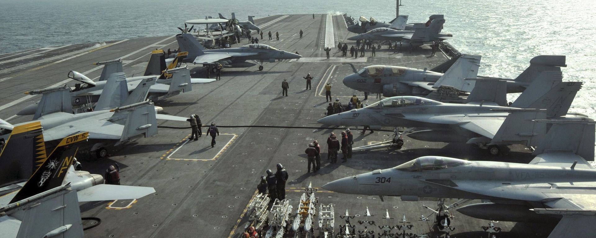 U.S. Navy Carrier Air Wing Five aircraft are tied down on the flight deck of the USS George Washington during a joint military exercise off South Korea's West Sea on Monday, Nov. 29, 2010 - Sputnik International, 1920, 26.07.2025