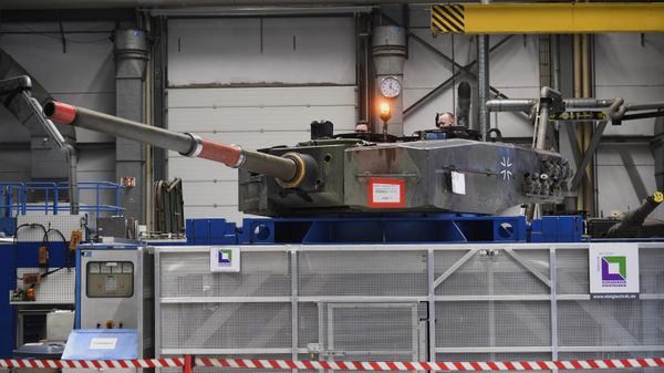 A Leopard 2 tank is pictured at a production line at the future site of an ordnance factory of German arms manufacturer Rheinmetall. - Sputnik International
