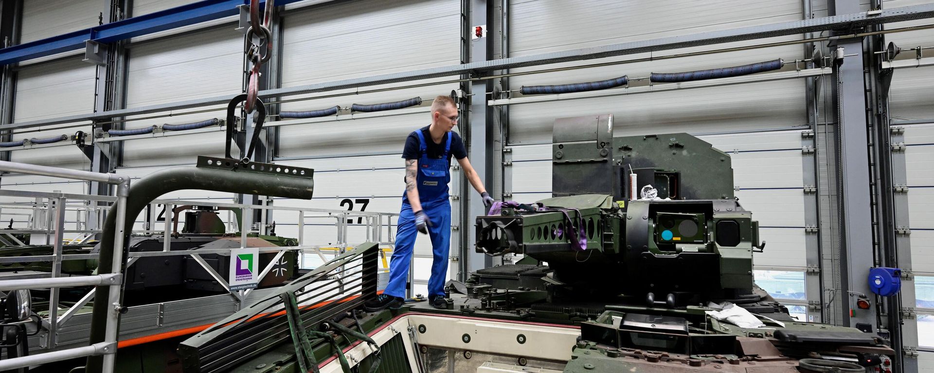 An employee works on a Puma combat vehicle at a production line at the site of a future Rheinmetall  ordnance factory. - Sputnik International, 1920, 06.03.2024