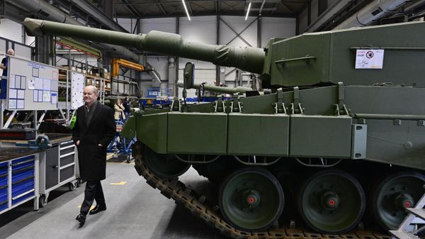 German Chancellor Olaf Scholz visits a production line at the future site of an arms factory where weapons maker Rheinmetall plans to produce artilleries from 2025, in Unterluess, Germany February 12, 2024. - Sputnik International