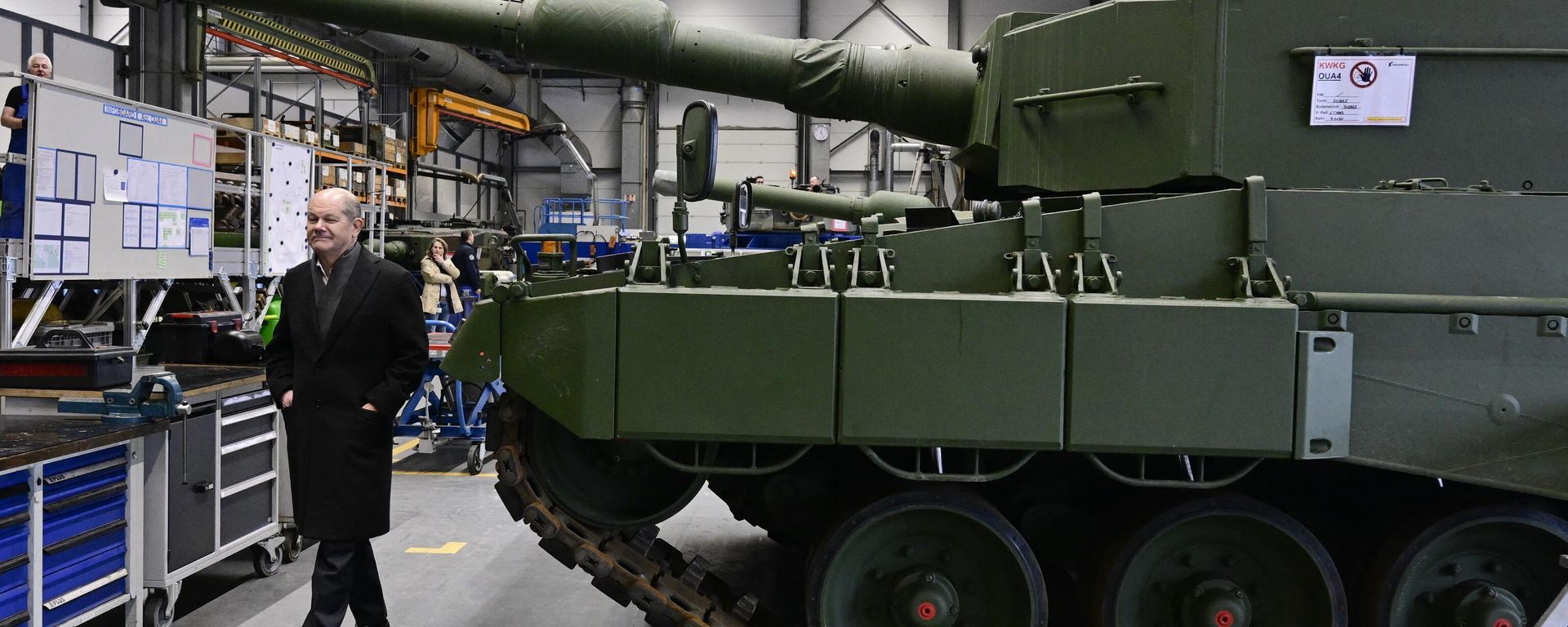 German Chancellor Olaf Scholz visits a production line at the future site of an arms factory where weapons maker Rheinmetall plans to produce artilleries from 2025, in Unterluess, Germany February 12, 2024. - Sputnik International, 1920, 11.03.2024