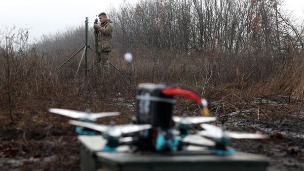 A Ukrainian FPV (first-person view) drone operator trains not far from the front line in Donetsk region on November 16, 2023. - Sputnik International