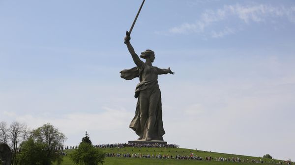 People carry portraits of relatives who fought in World War II, and Russian and Soviet flags, during the Immortal Regiment march in Volgograd toward the statue The Motherland Calls in Mamayev Kurgan, Russia, Wednesday, May 9, 2018, celebrating 73 years since the end of WWII and the defeat of Nazi Germany - Sputnik International