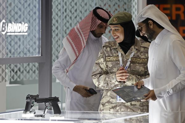 DIMDEX 2024 visitors look at pistols on display  - Sputnik International