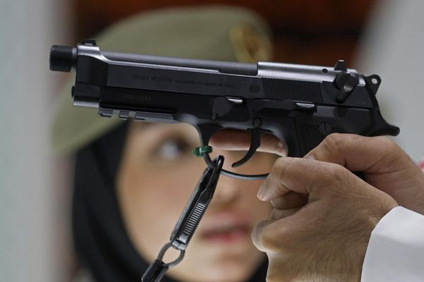 A DIMDEX 2024 visitor holds a pistol. - Sputnik International