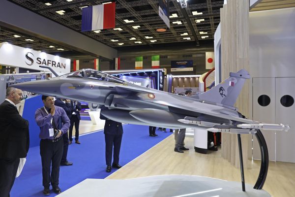 Visitors look at a model of Qatar's fighter jet.  - Sputnik International