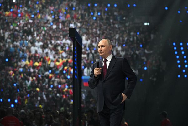 Russian President Vladimir Putin addressed participants of the festival at the closing ceremony and commented on the challenges young people face nowadays. - Sputnik International