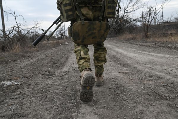 Russian military engineers demining the town. - Sputnik International