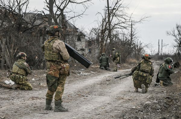 Servicemen from the Separate Engineering Brigade of Russia's Central Military District carry out demining of the liberated Avdeyevka. - Sputnik International