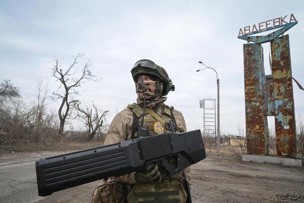 A Russian soldier is preparing for a clearing out mission in Avdeyevka. - Sputnik International
