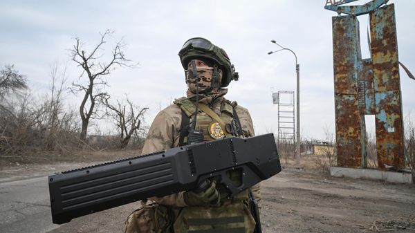 A Russian soldier demining the liberated Avdeyevka - Sputnik International