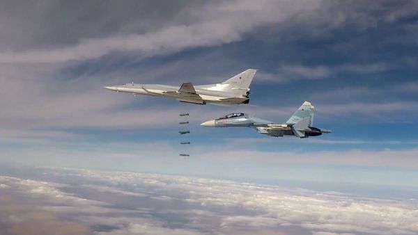 The Tu-22M3 long-range strategic bomber strikes facilities of the terrorist group, the Islamic State (The terrorist organization prohibited in Russia), in Syria. A screenshot from the video provided by the Russian Defense Ministry. - Sputnik International