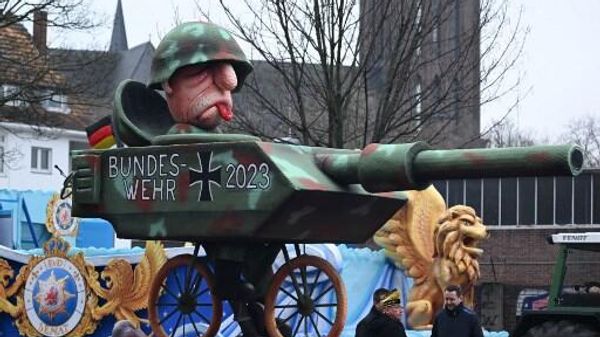A carnival float mocks the current condition of the German armed Forces' military equipment during a Rose Monday street carnival parade in Duesseldorf, western Germany, on February 20, 2023 - Sputnik International