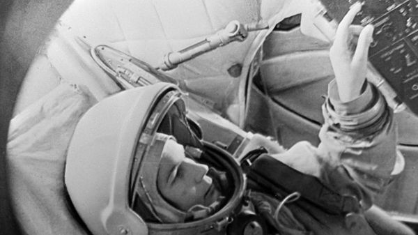 Cosmonaut pilot Valentina Tereshkova in the simulator of the Vostok spacecraft - Sputnik International