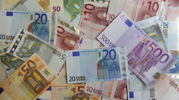 Euro bank notes lie on a table in counter of a bank in Dresden, Germany, Monday, June 22, 2009 - Sputnik International