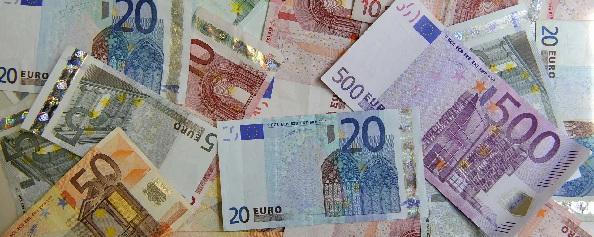 Euro bank notes lie on a table in counter of a bank in Dresden, Germany, Monday, June 22, 2009 - Sputnik International, 1920, 19.10.2026