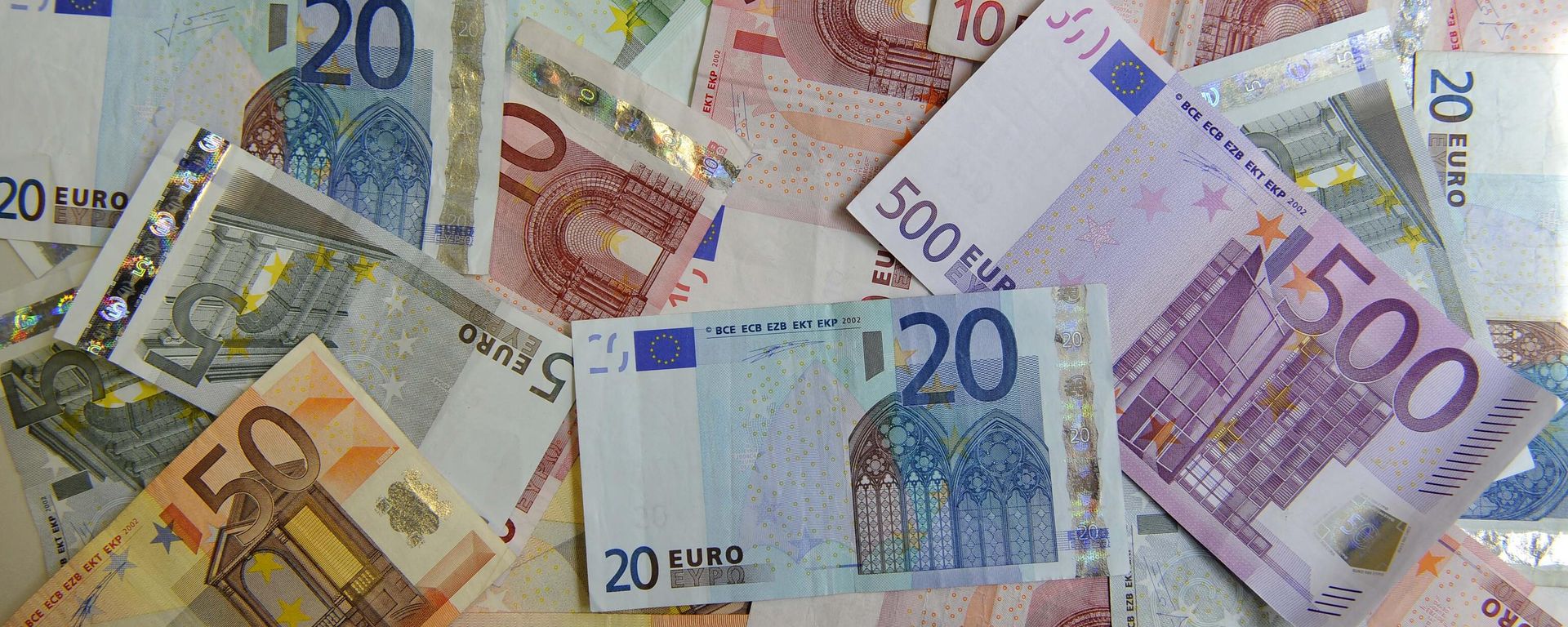 Euro bank notes lie on a table in counter of a bank in Dresden, Germany, Monday, June 22, 2009 - Sputnik International, 1920, 15.08.2026