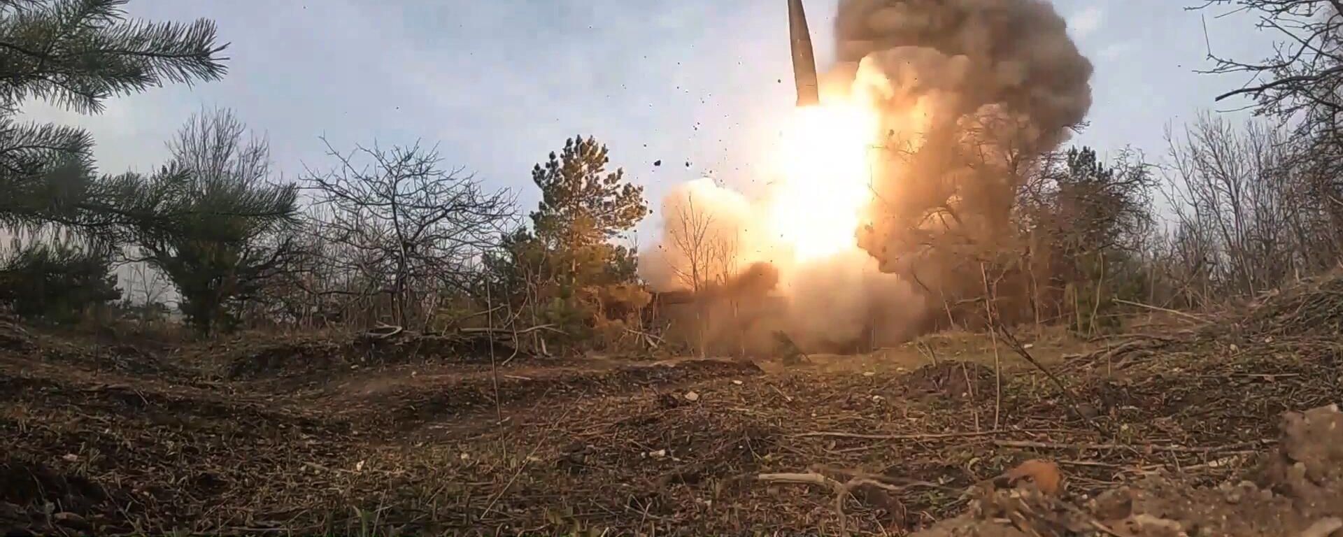 Combat launch of a missile from the Iskander operational-tactical missile system to destroy hangars with military equipment and ammunition of the Ukrainian Armed Forces during a special military operation. File photo - Sputnik International, 1920, 26.05.2025