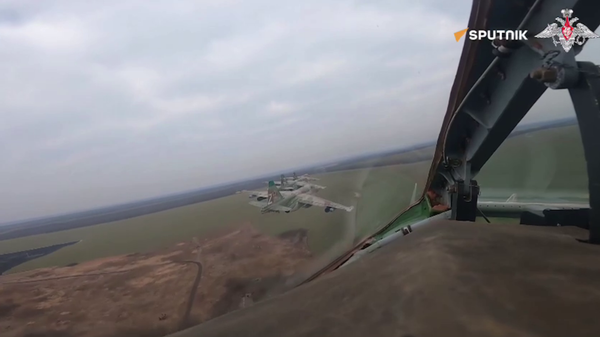 Russian Su-25 Attack Aircraft Hit Ukrainian Positions - Sputnik International