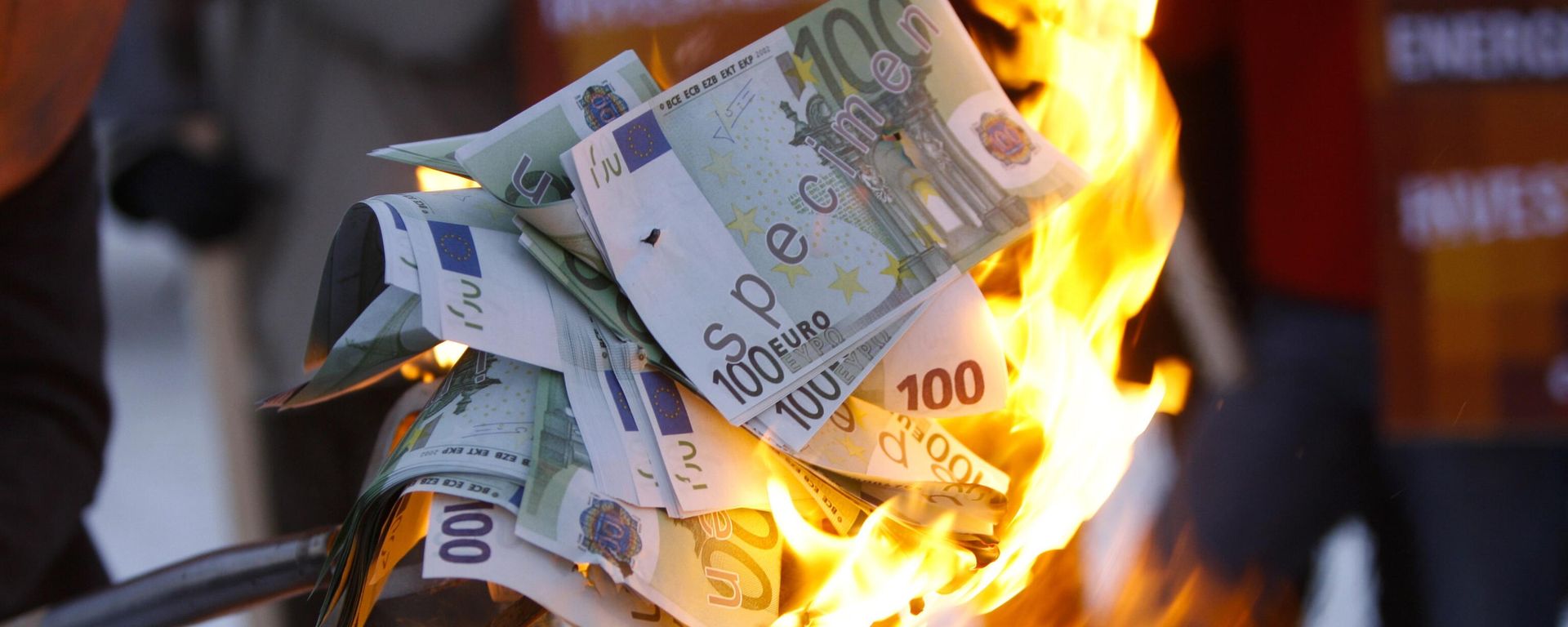 Demonstrators burn fake money to protest against a new economic stimulus plan of the government in front of chancellery in Berlin on Monday, Jan.12, 2009 Demonstrators burn fake money to protest against a new economic stimulus plan of the government in front of chancellery in Berlin on Monday, Jan.12, 2009 - Sputnik International, 1920, 13.12.2024
